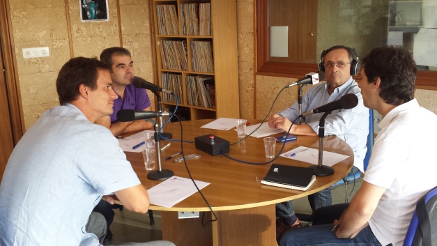 Momento del debate en directo en el estudio de Radio Salobreña.